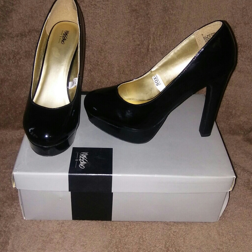 Mossimo black patent heels-size 7